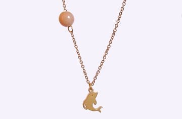 delikatny zloty naszyjnik z kamieniem i delfinkiem