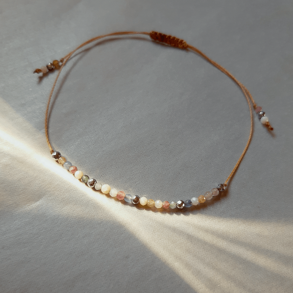 bransoletka na sznurku z drobnych kamieni naturalnych turmalin opal jadeit