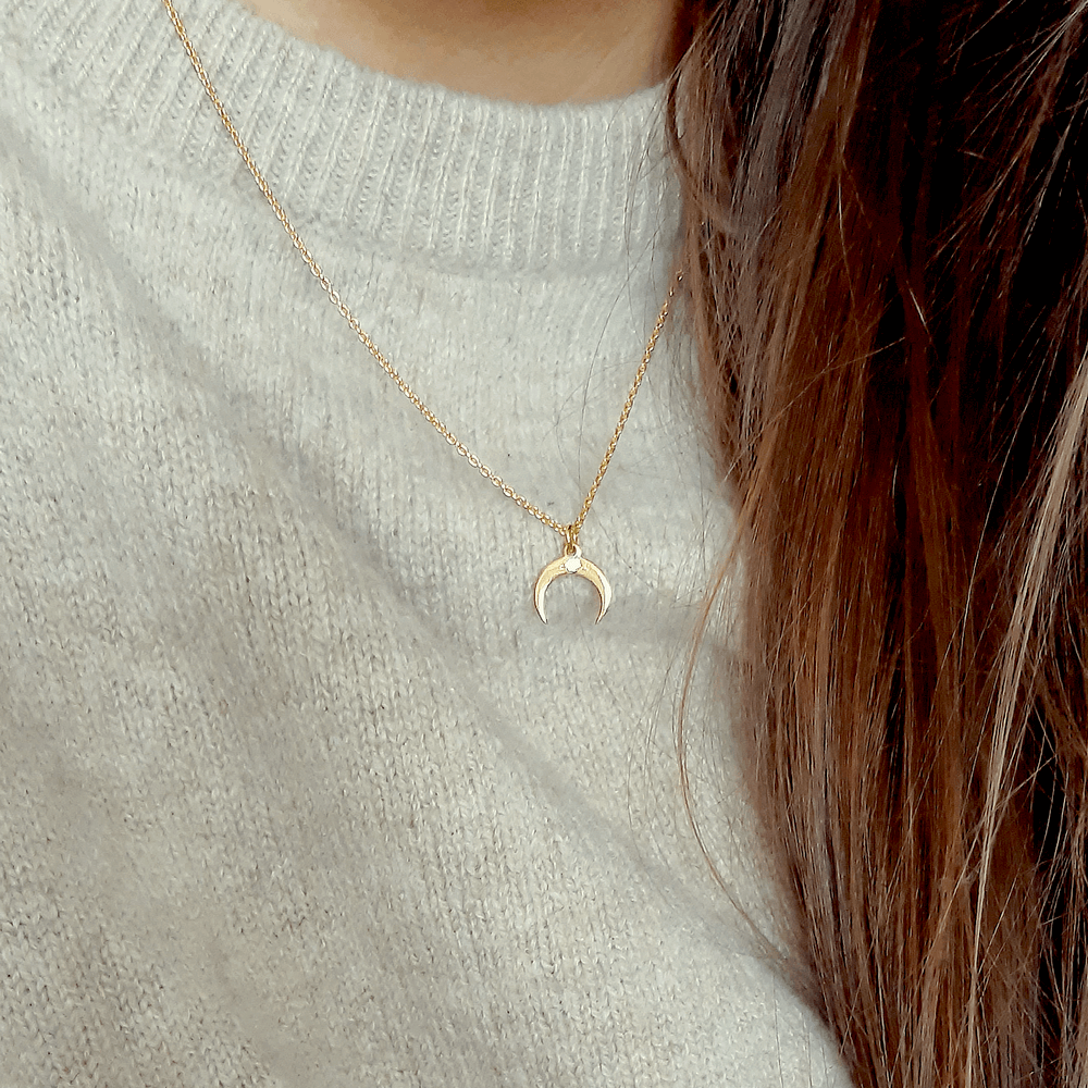 naszyjnik złoty księżyc z kamieniem