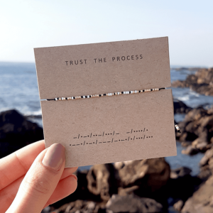 Bransoletka alfabet Morse’a TRUST THE PROCESS
