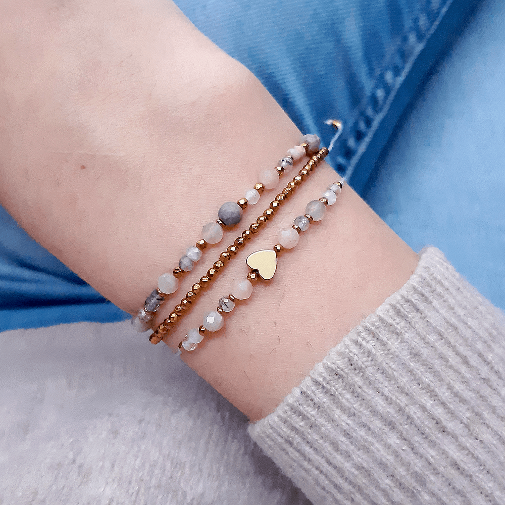 komplet złotych bransoletek na sznurku w pastelowych kolorach