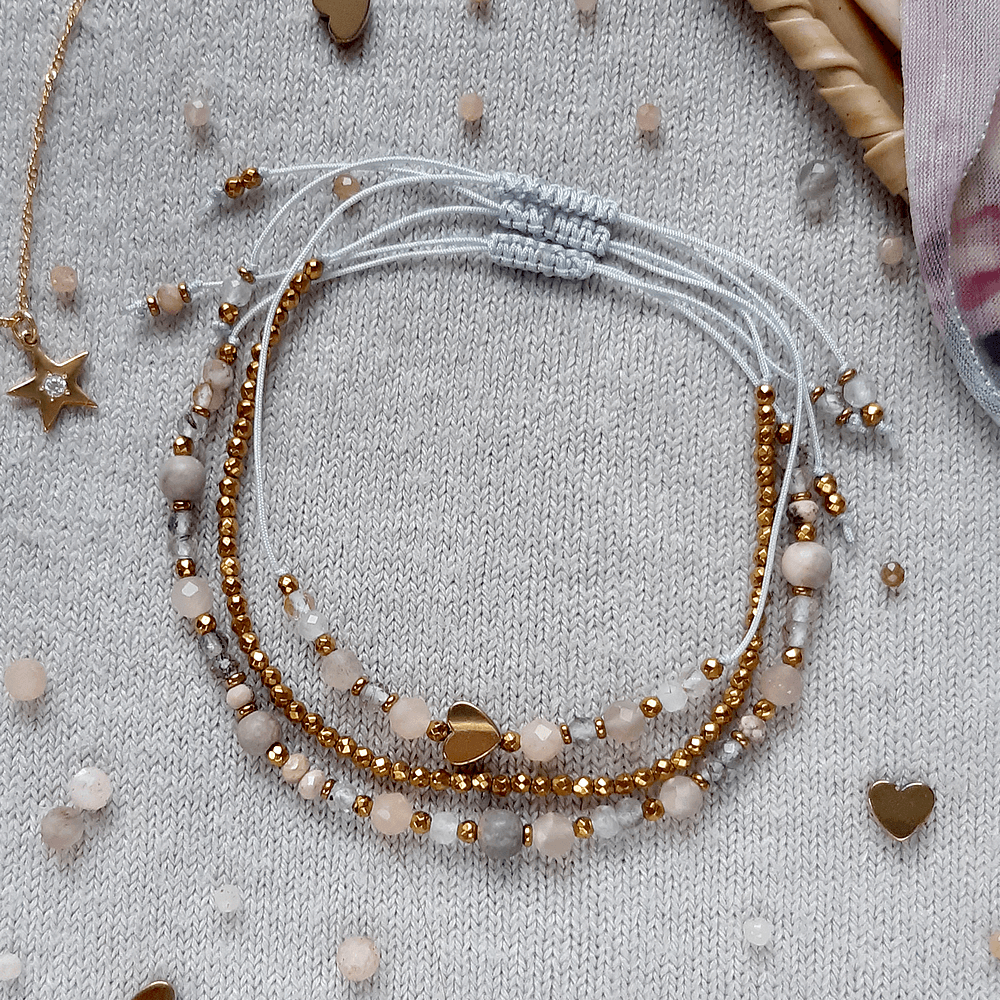 komplet złotych bransoletek na sznurku w pastelowych kolorach