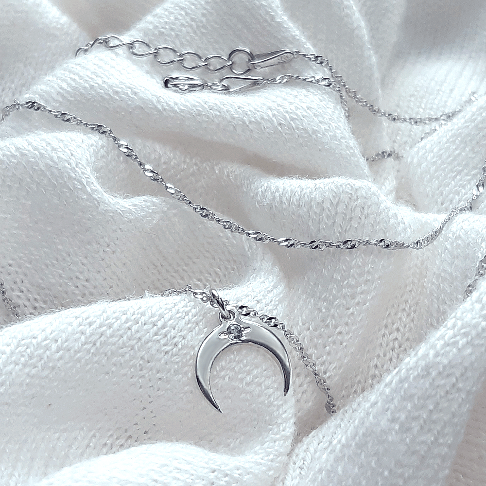 srebrny naszyjnik ze srebrnym księżycem z niebieskim kamieniem topaz