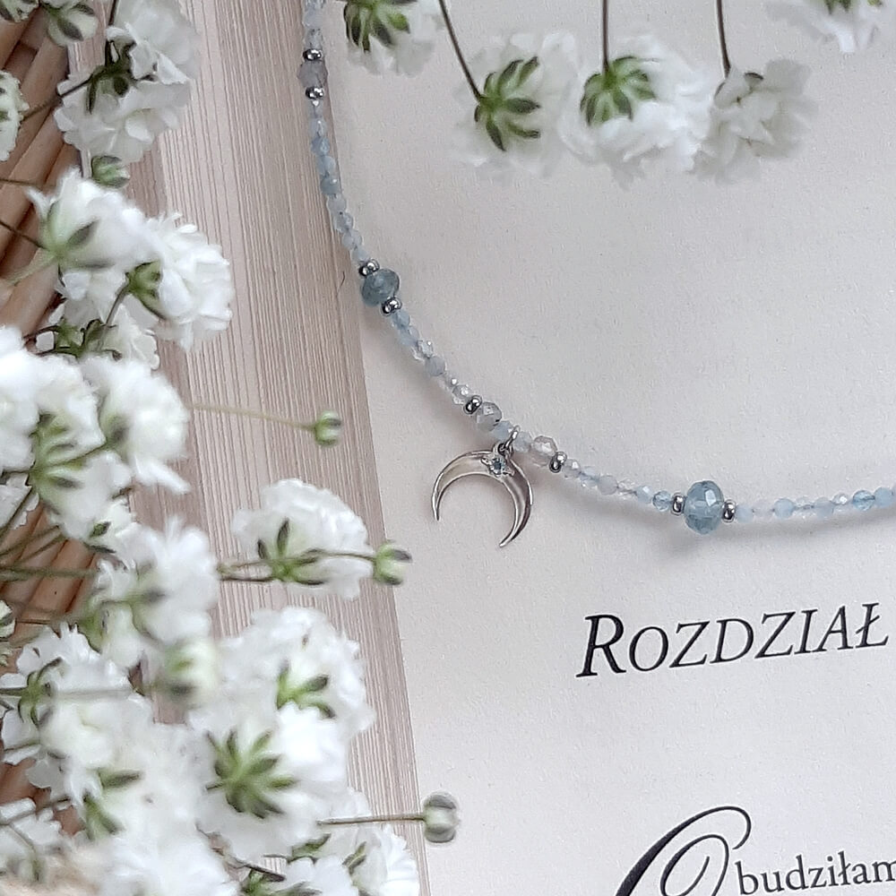 naszyjnik z jasnoniebieskich kamieni naturalnych z zawieszką księżycem