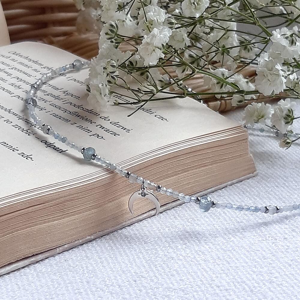 naszyjnik z jasnoniebieskich kamieni naturalnych z zawieszką księżycem