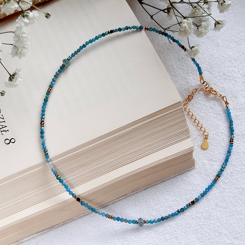 naszyjnik choker z intensywnie niebieskich kamieni