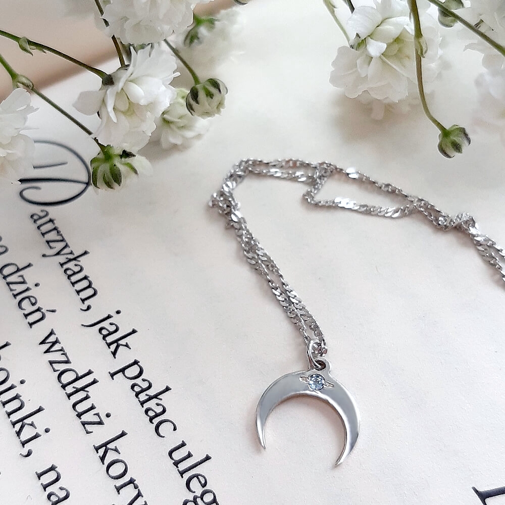 srebrny naszyjnik z zawieszką księżycem z topazem