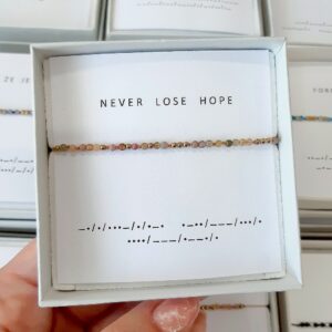 Brązowa bransoletka alfabet Morse’a NEVER LOSE HOPE