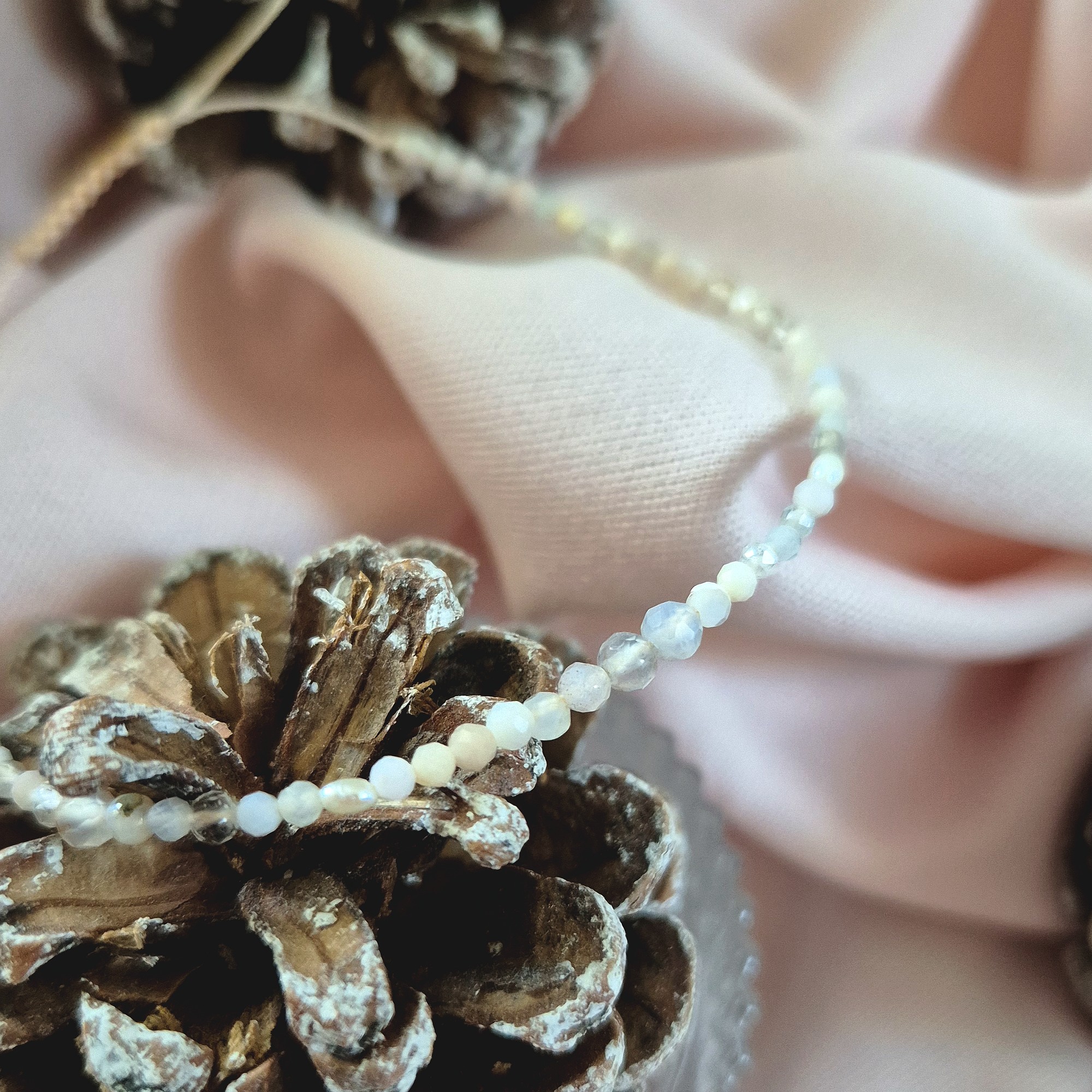 Kryształowa bransoletka z kremowych kamieni - obrazek 3