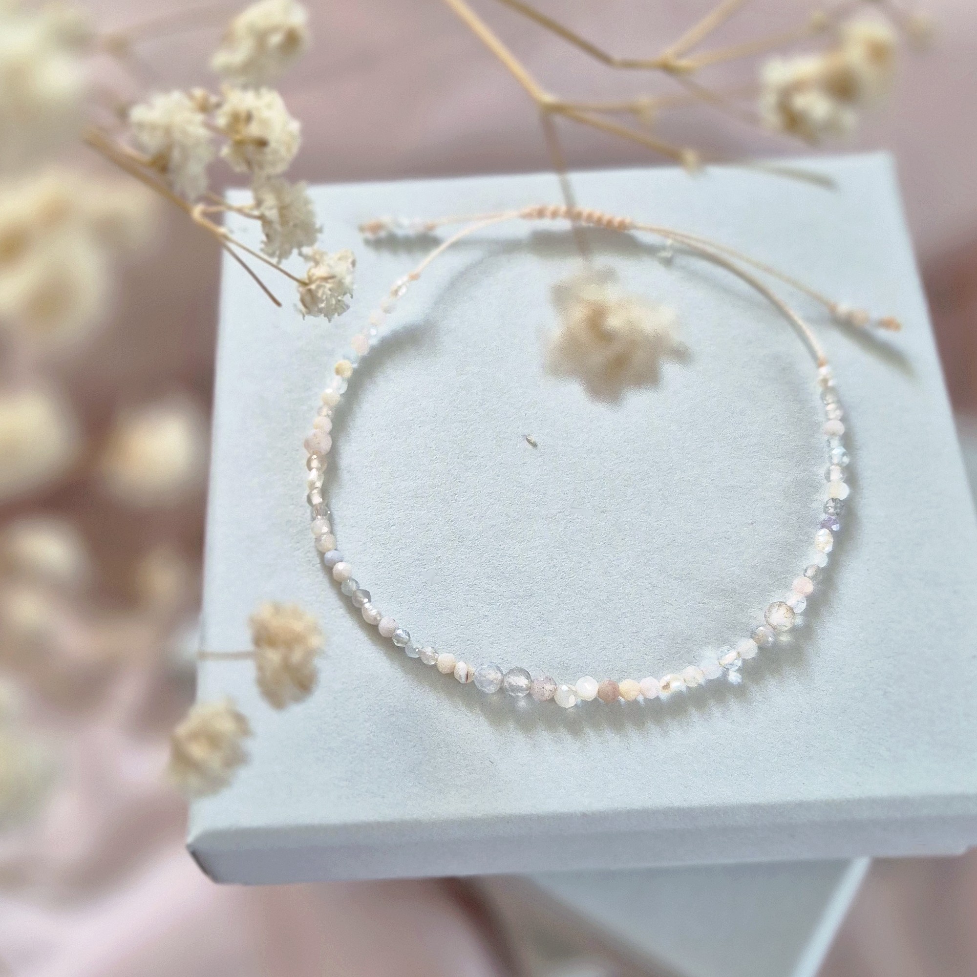 Kryształowa bransoletka z kremowych kamieni