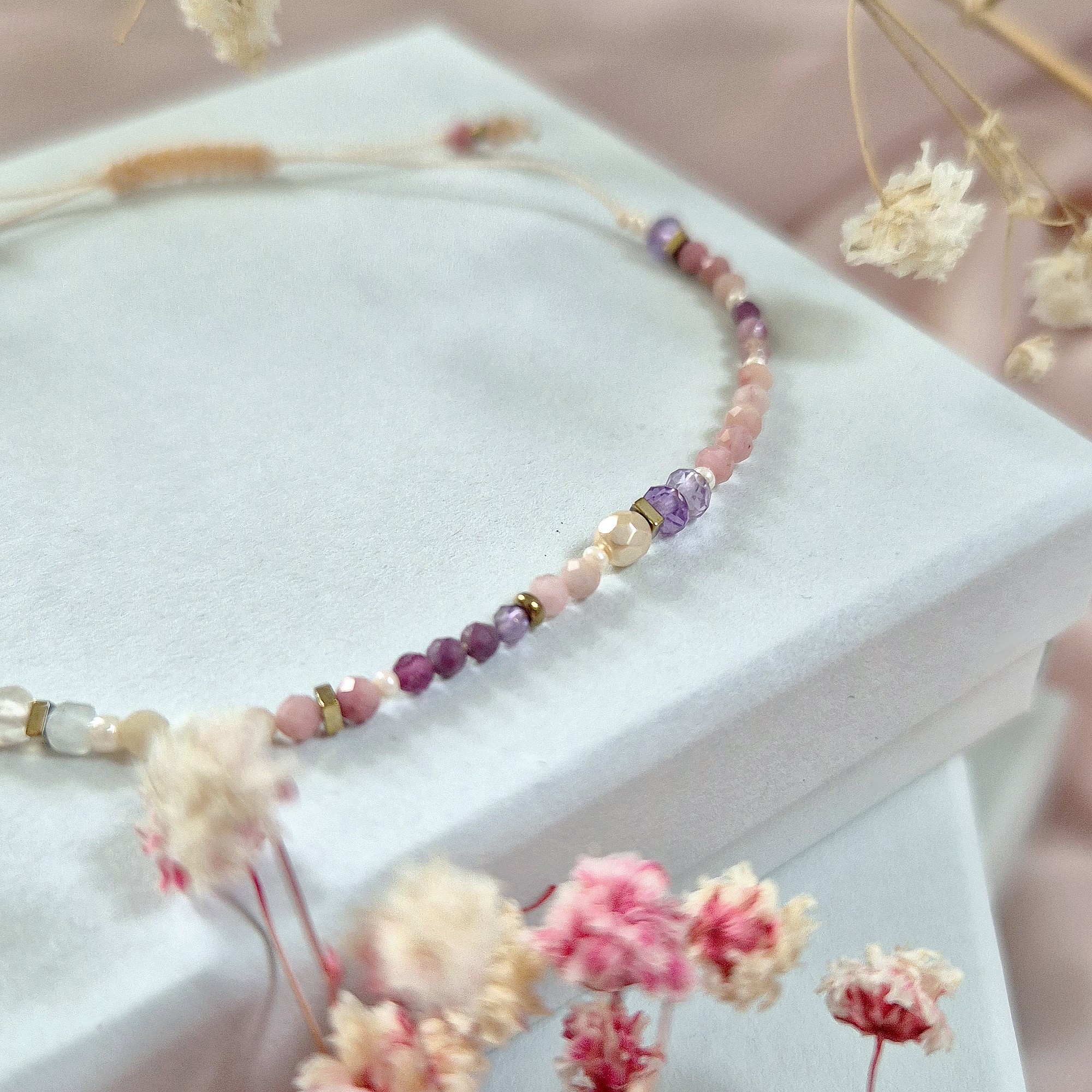 Elegancka fioletowo różowa bransoletka z kamieni i beżowych koralików - obrazek 2