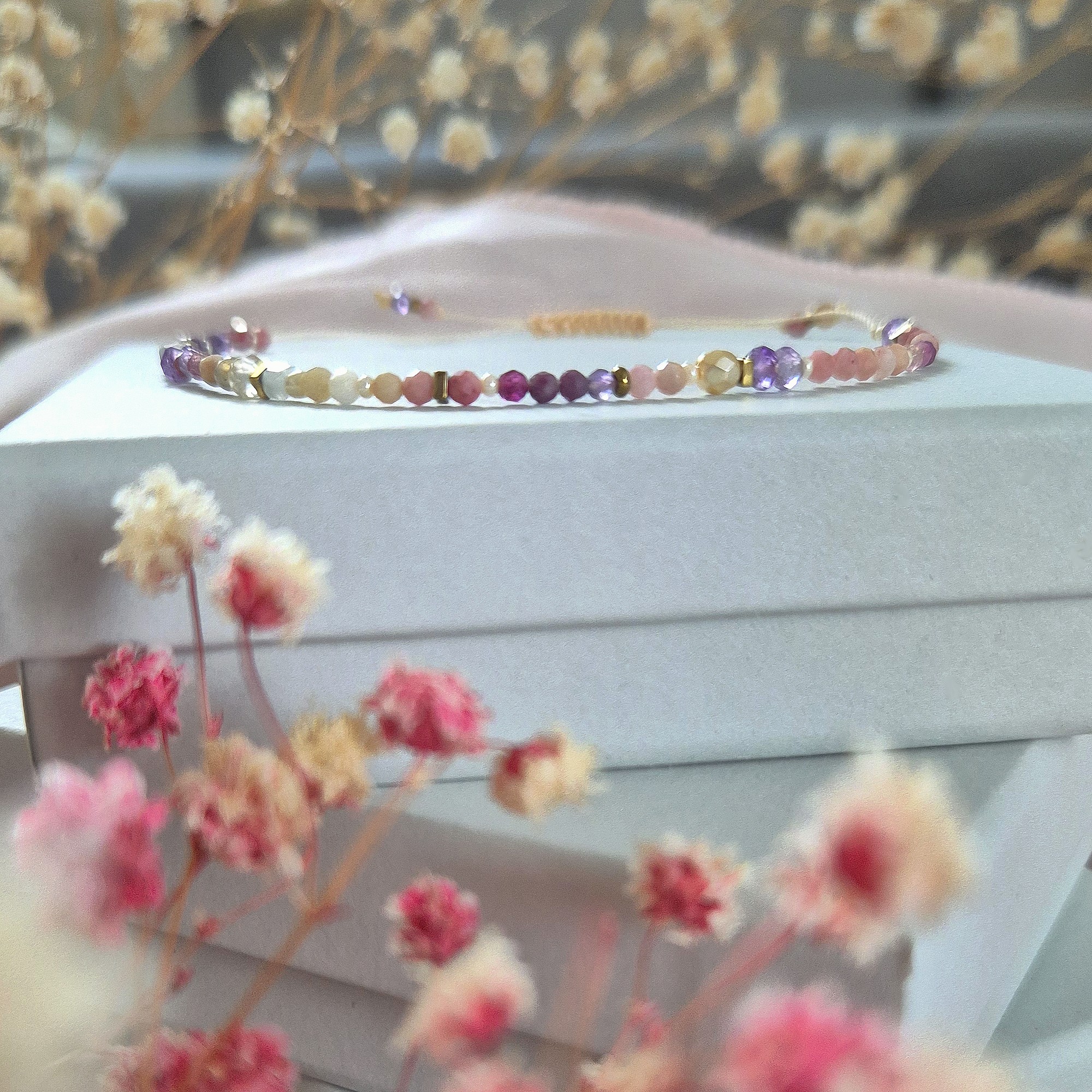 Elegancka fioletowo różowa bransoletka z kamieni i beżowych koralików - obrazek 3