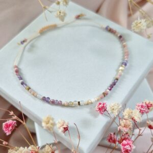 Elegancka fioletowo różowa bransoletka z kamieni i beżowych koralików