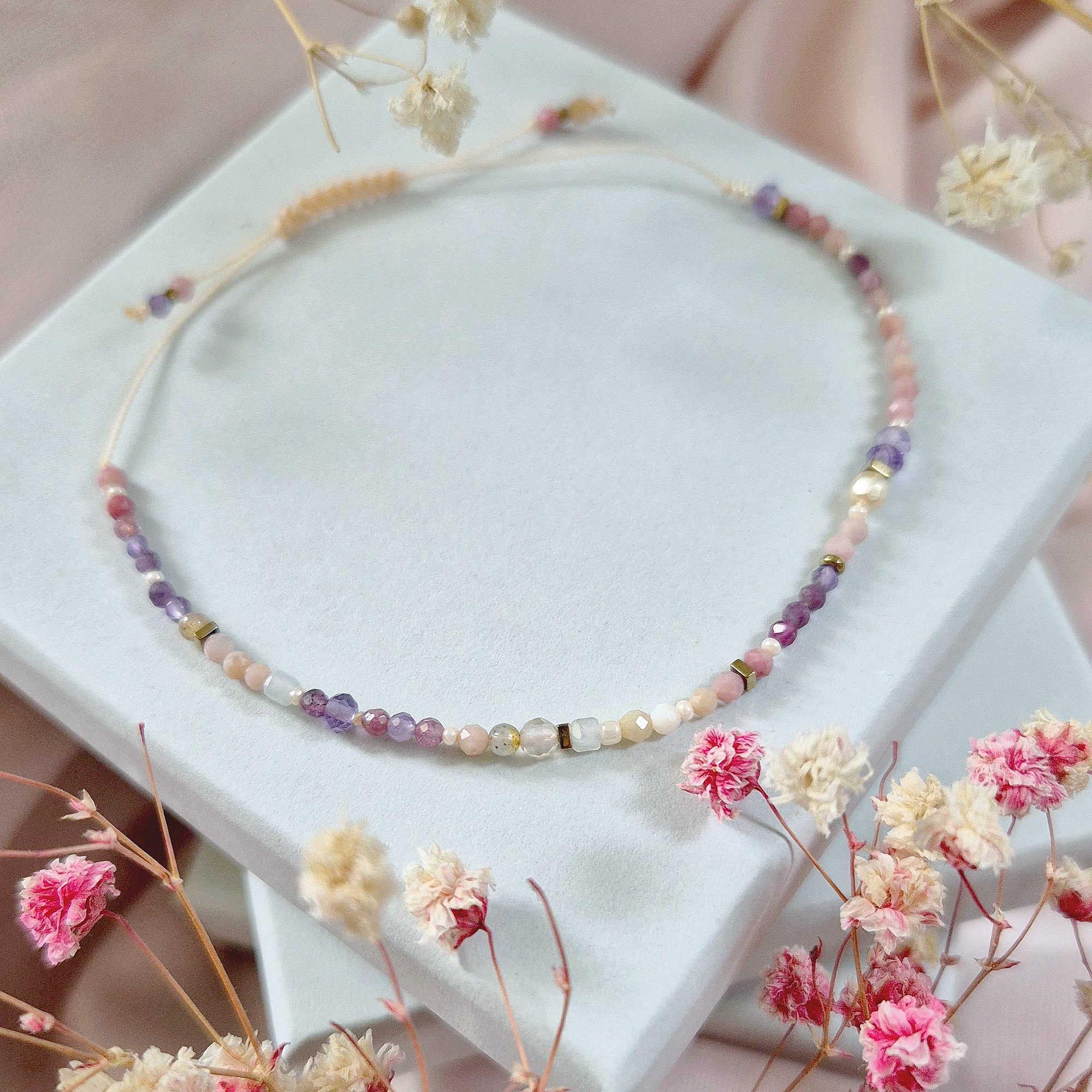 Elegancka fioletowo różowa bransoletka z kamieni i beżowych koralików