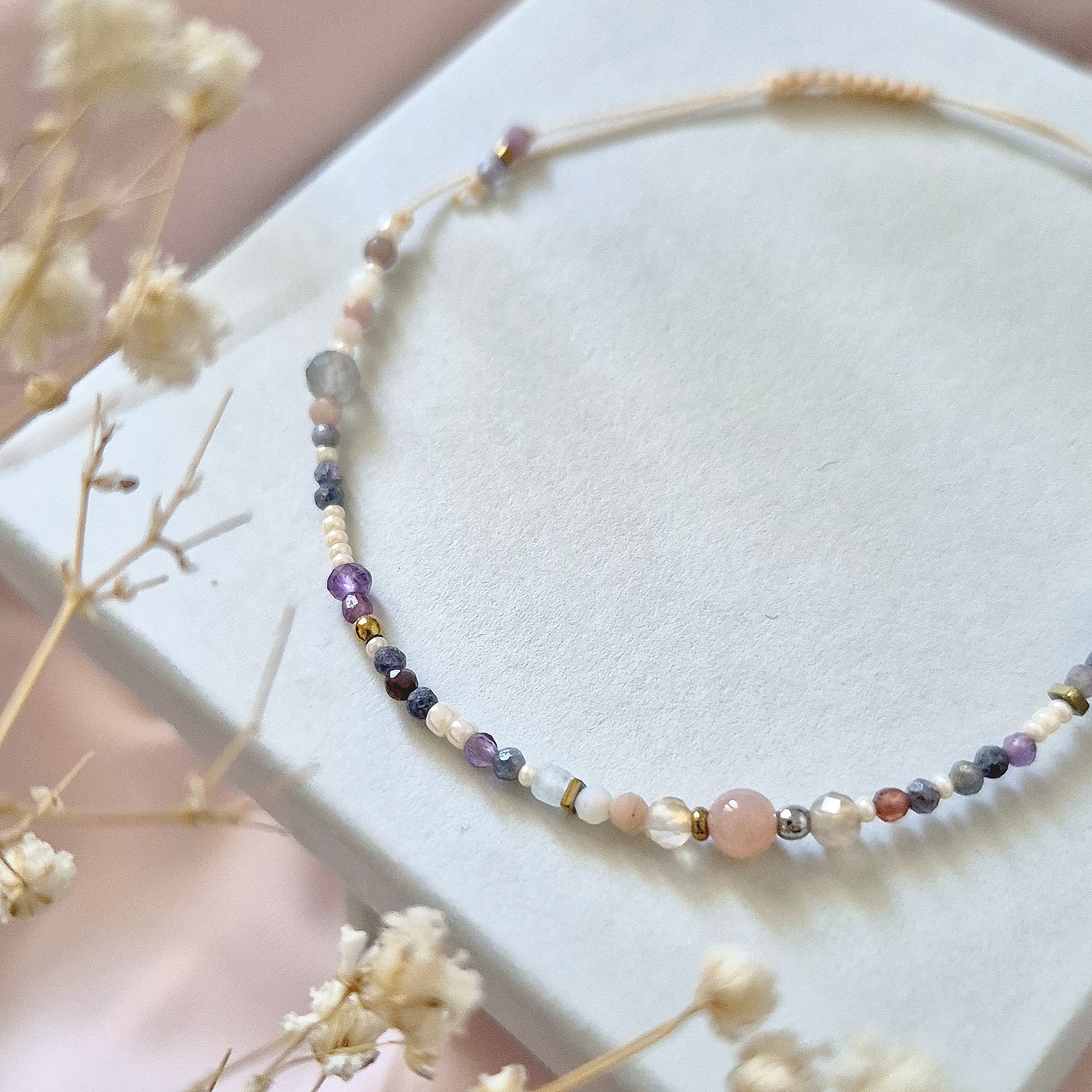 Fioletowo granatowa kremowa bransoletka z kamieni i koralików - obrazek 3