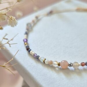 Fioletowo granatowa kremowa bransoletka z kamieni i koralików