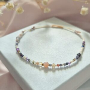 Fioletowo granatowa kremowa bransoletka z kamieni i koralików