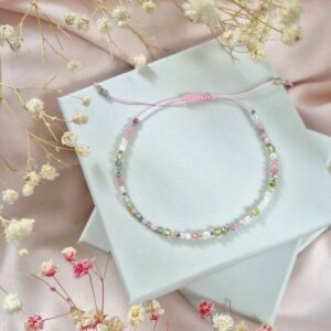 Różowa bransoletka z perełkami i oliwinem