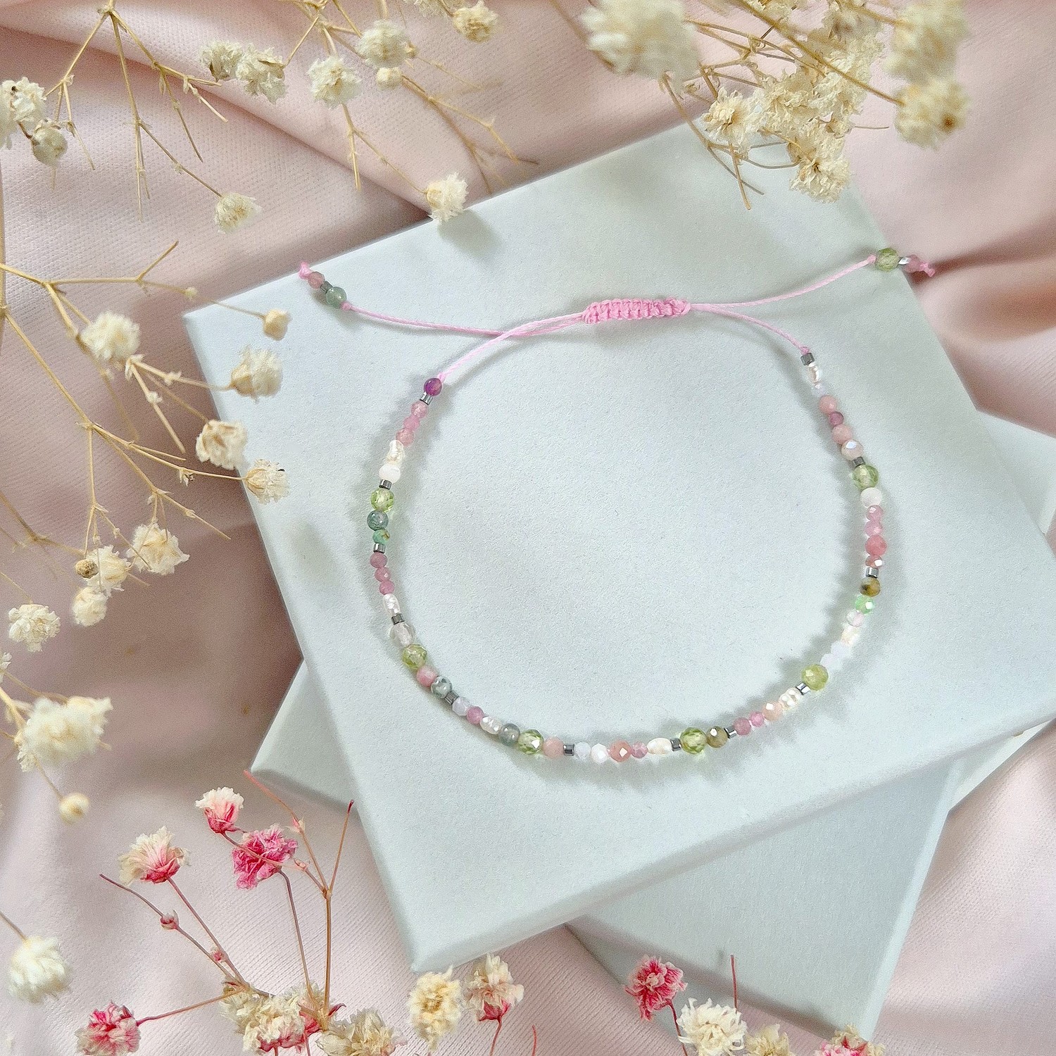 Różowa bransoletka z perełkami i oliwinem