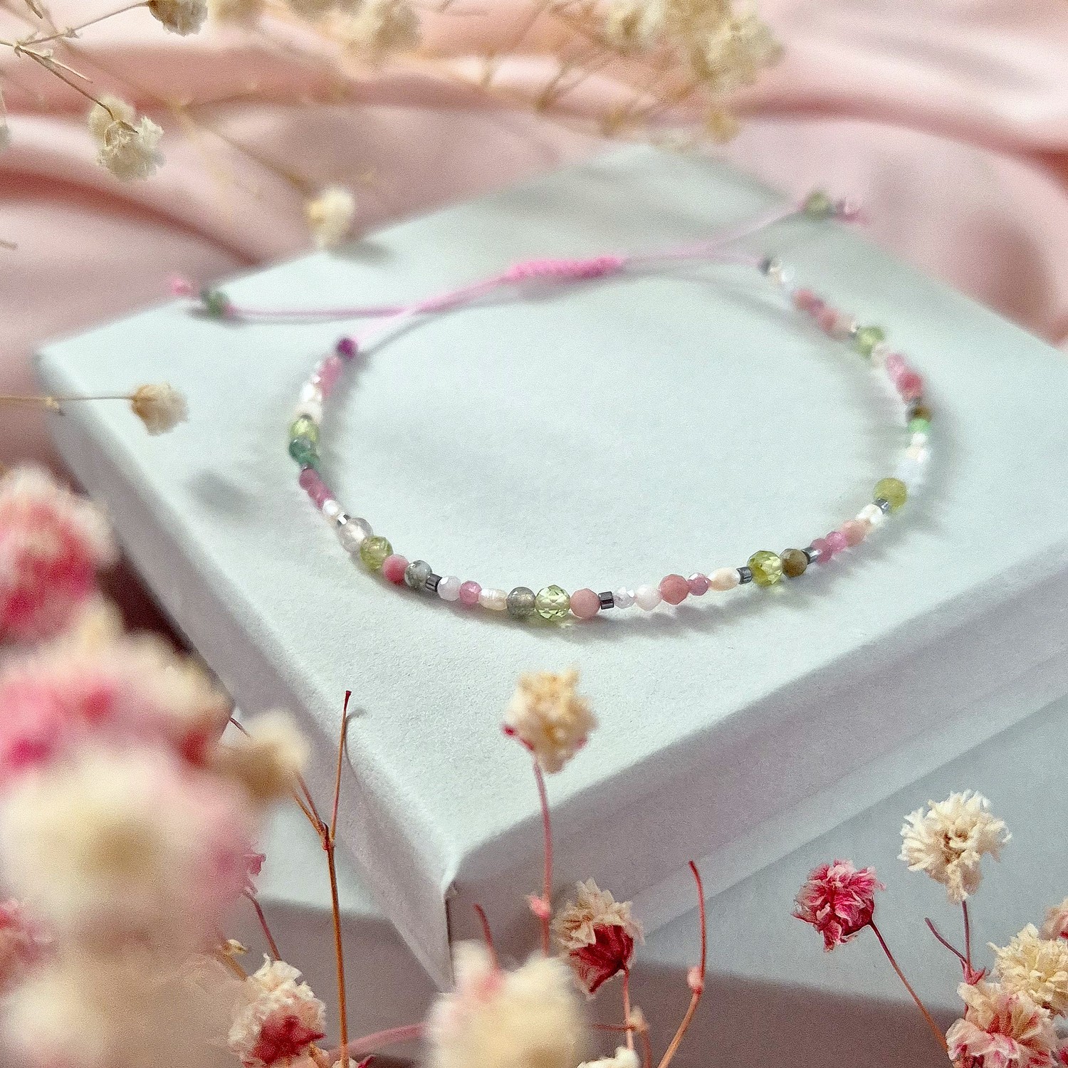 Różowa bransoletka z perełkami i oliwinem - obrazek 3