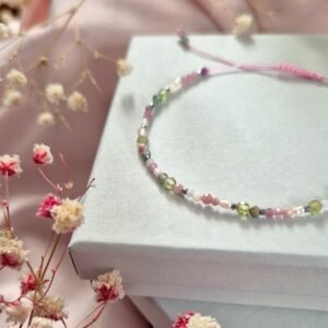 Różowa bransoletka z perełkami i oliwinem