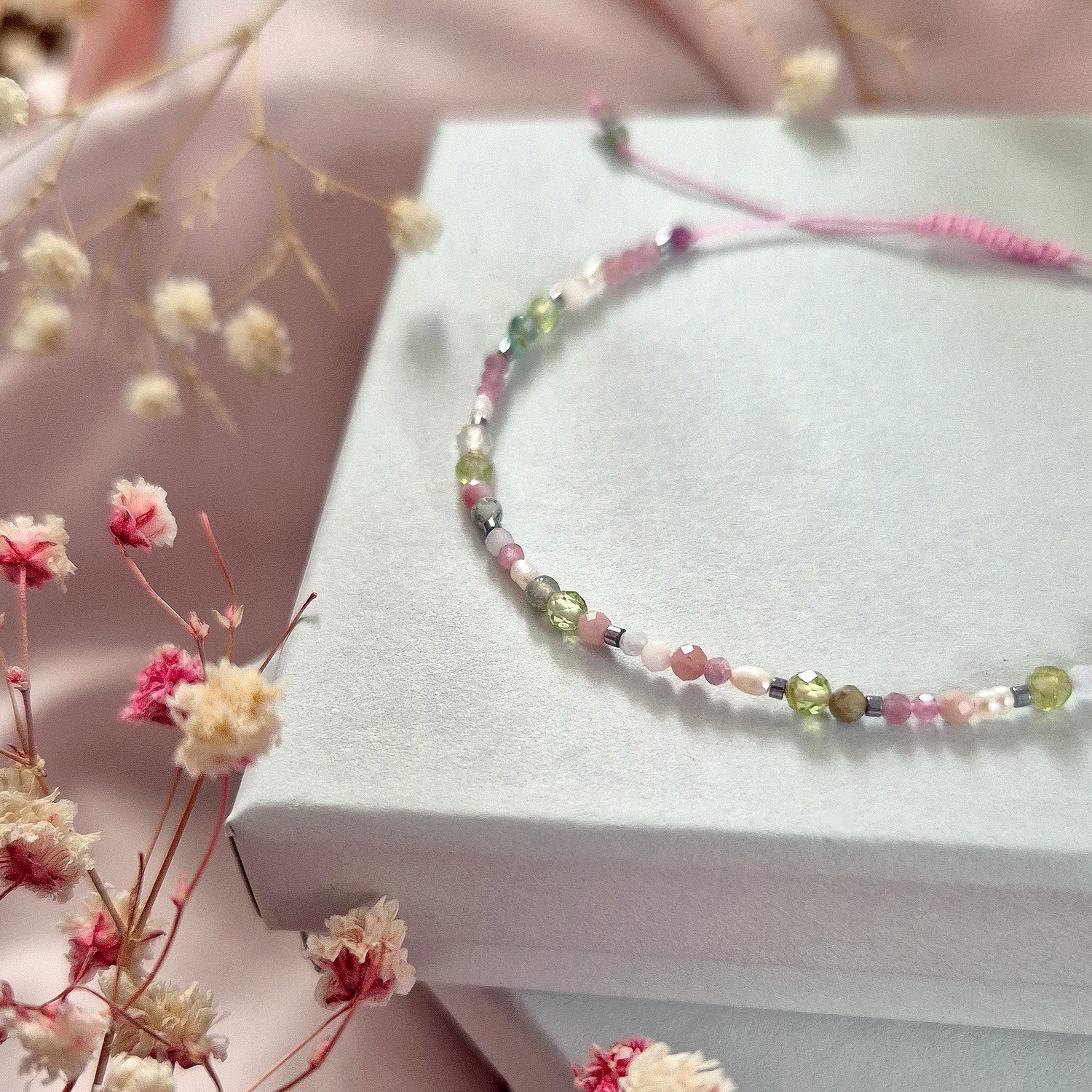 Różowa bransoletka z perełkami i oliwinem - obrazek 2